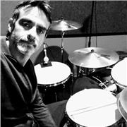 Clases de Batería aprendiendo la teoría y práctica de clásicas canciones de pop, rock, punk, metal, etc